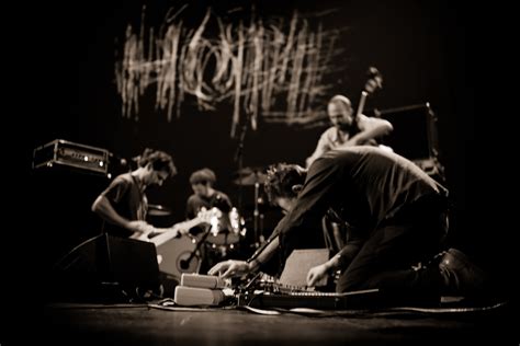 “Godspeed You! Black Emperor” ในท้องพระคลังดนตรีแห่งความเงียบและห้วงอวกาศ